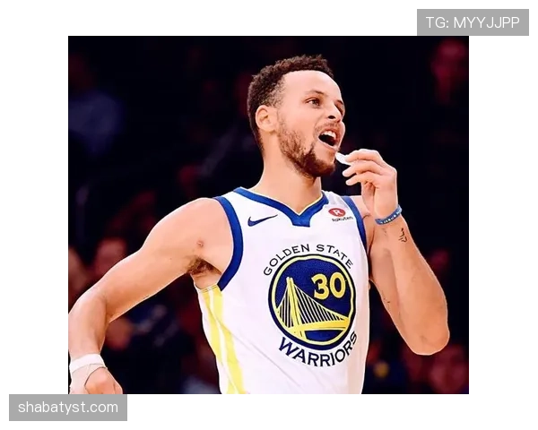 张伯伦低位单打对比库里无球三分，得分来源截然不同