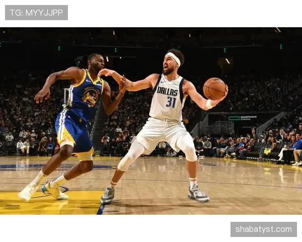 无球跑位牵制轮换，汤普森效率回升拉开外线